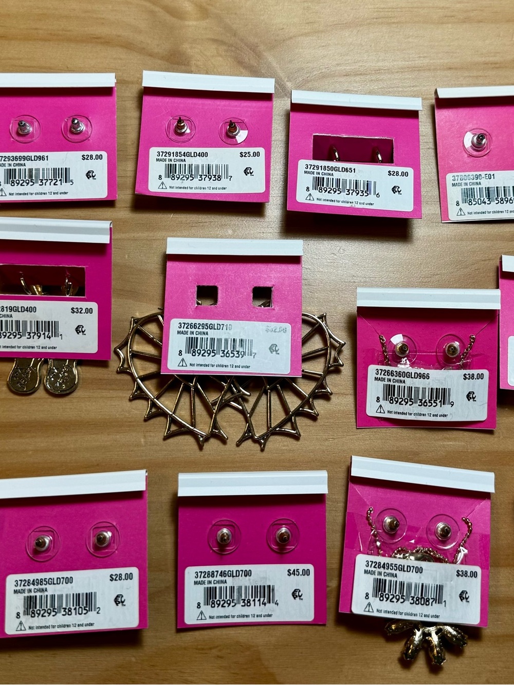 16 Sets of Authentic Betsey Johnson Jewelry: Earrings, Necklaces, Matching Pairs - Picture 14 of 14
